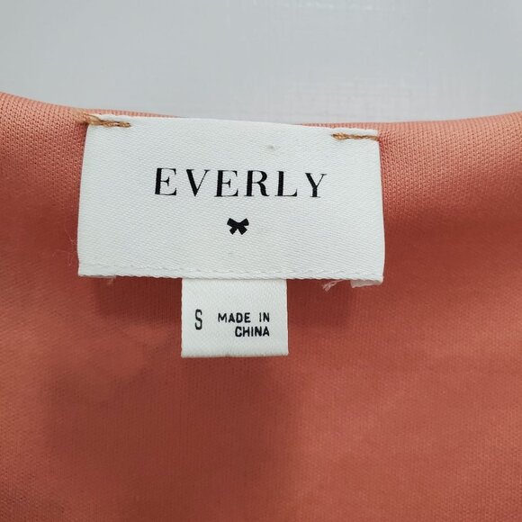 Everly Women's Peach Faux Wrap Tie Front Floral Print Romper Size S - Picture 2 of 8